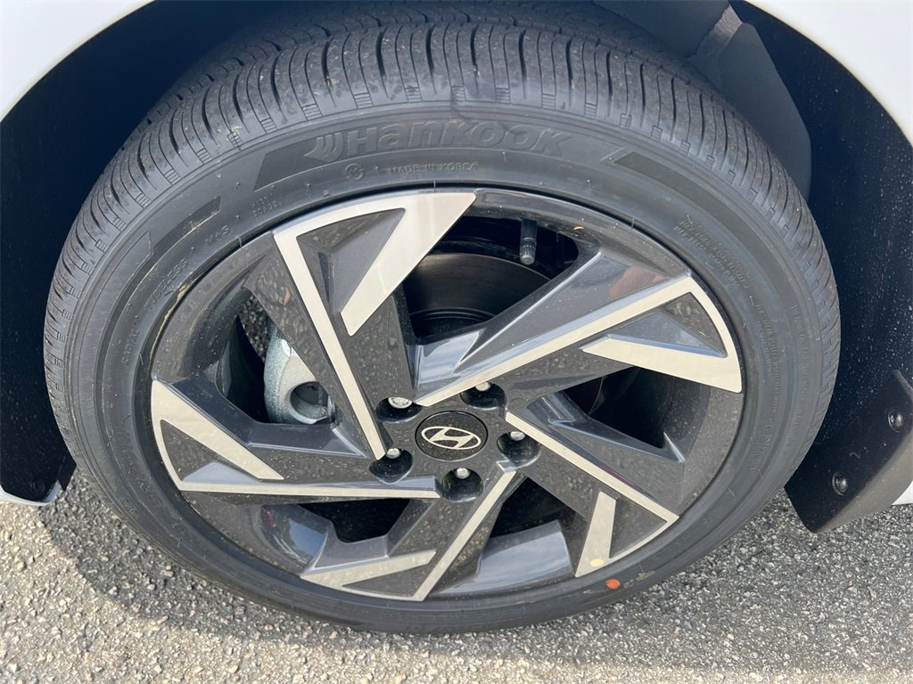 Used 2025 Hyundai Elantra Limited image 11