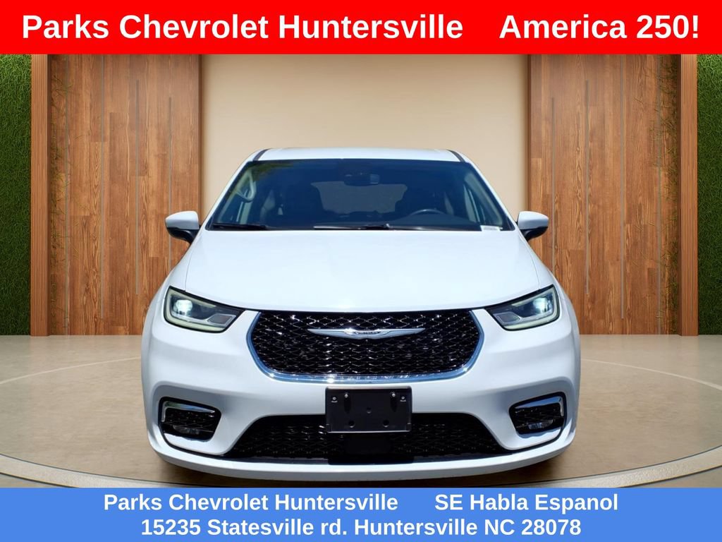 Used 2023 Chrysler Pacifica Touring-L FWD image 2