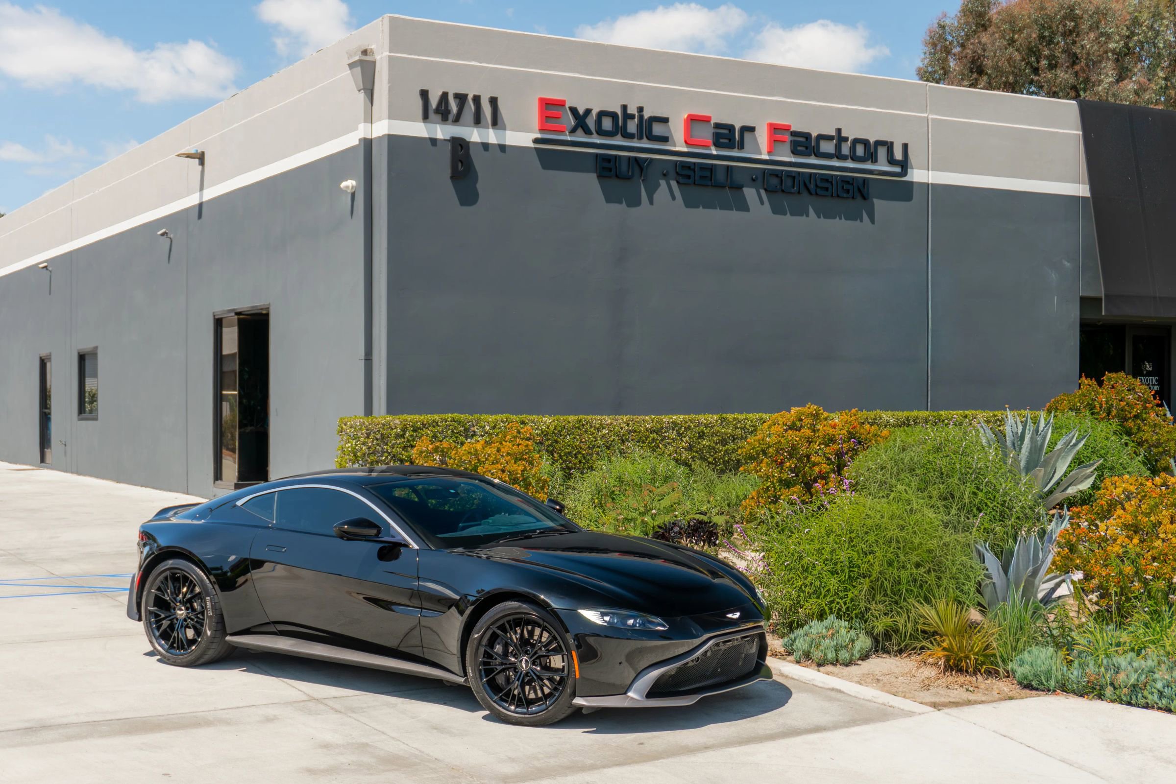 Used 2020 Aston Martin V8 Vantage Coupe image 1