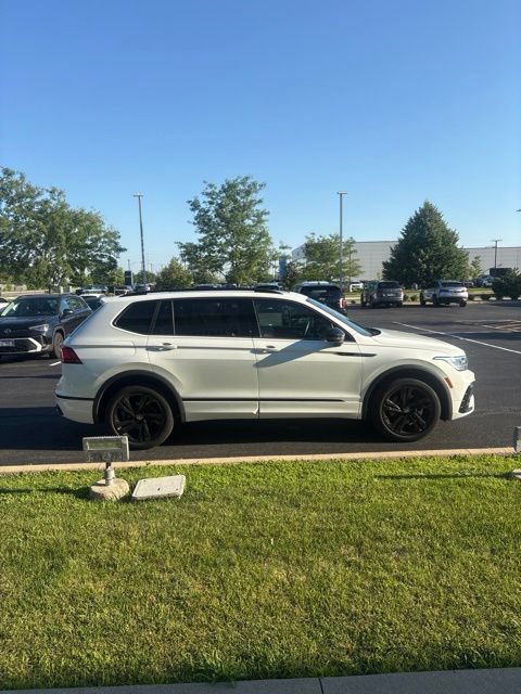 Certified 2023 Volkswagen Tiguan SE R-Line AWD/4WD image 4