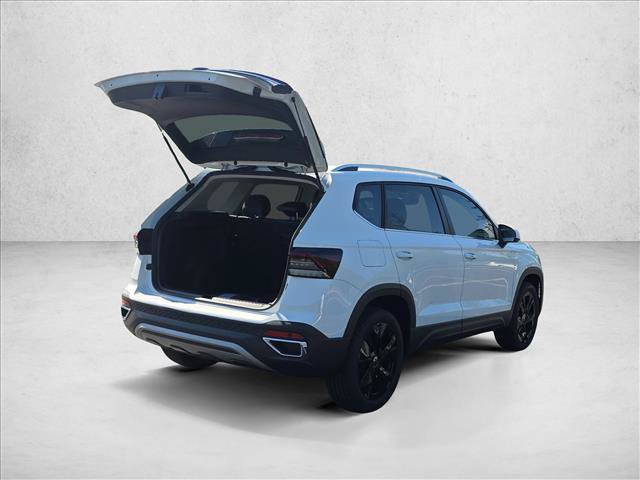 New 2026 Volkswagen Taos SE FWD image 2