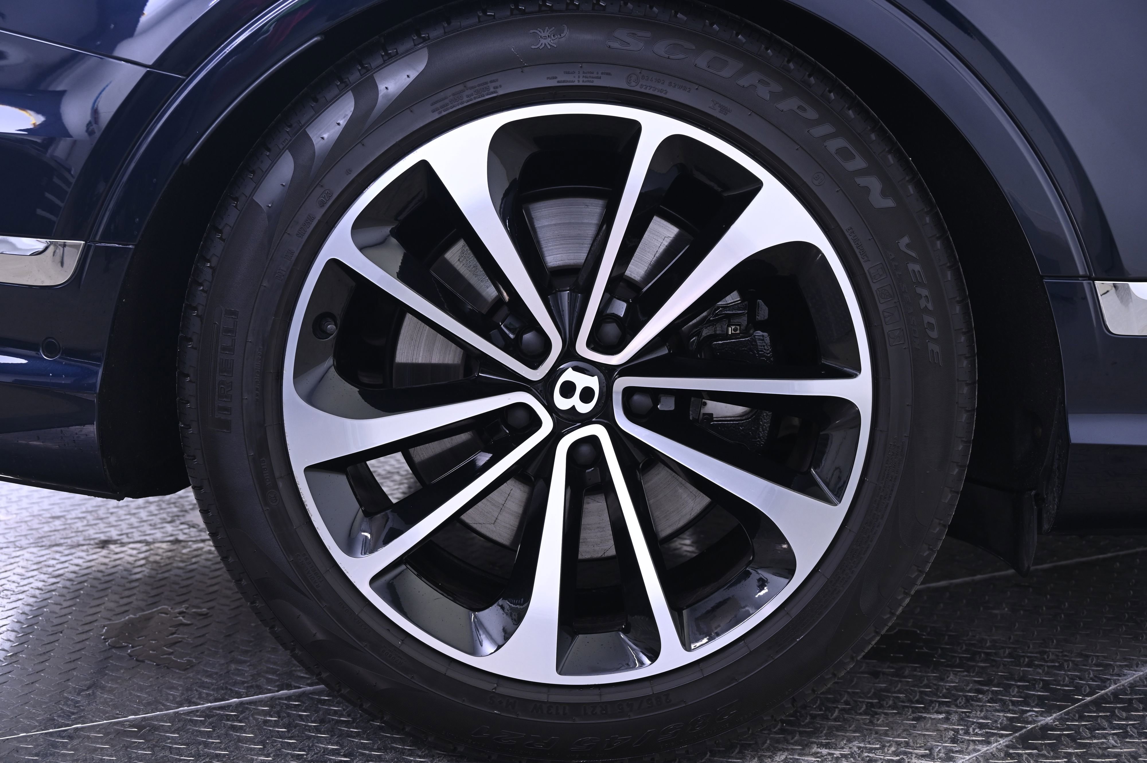 Used 2024 Bentley Bentayga Extended Wheelbase image 13