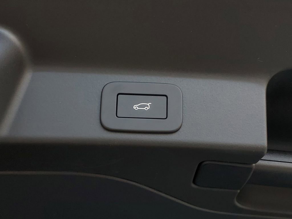 New 2026 Jaguar F-PACE SVR image 32