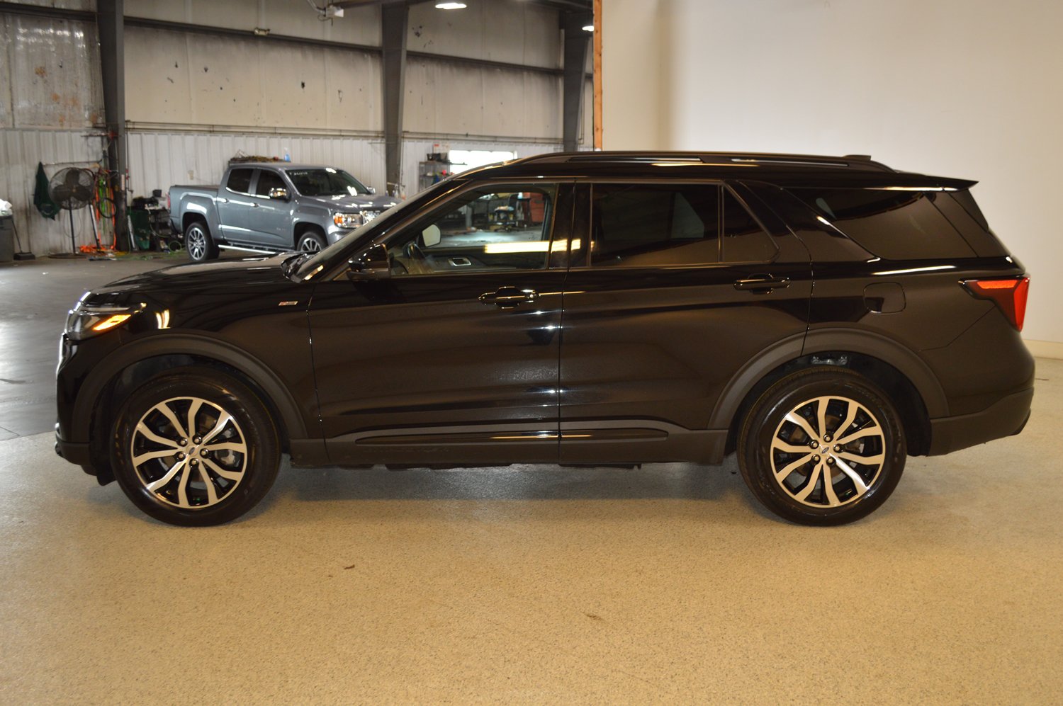 Used 2025 Ford Explorer ST-Line AWD/4WD image 6