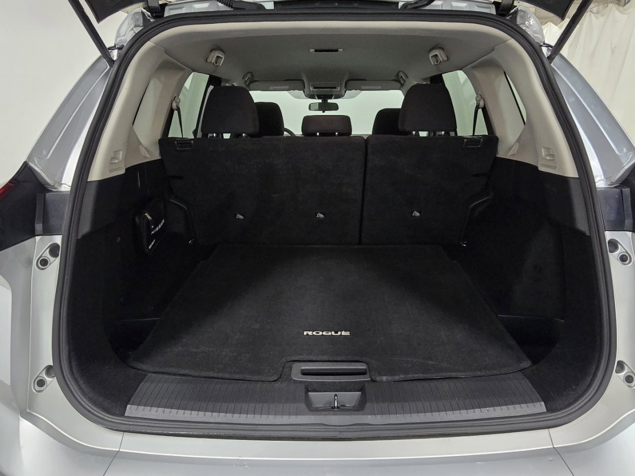 Used 2024 Nissan Rogue S image 17