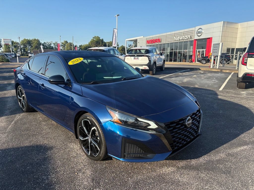 Used 2024 Nissan Altima 2.5 SR w/ SR Premium Package FWD image 2