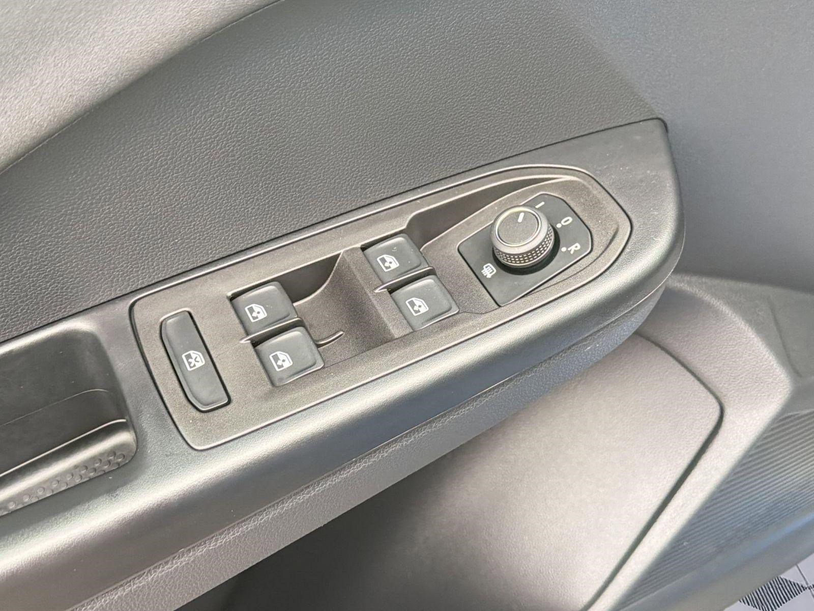 Certified 2025 Volkswagen Taos SE AWD/4WD image 21
