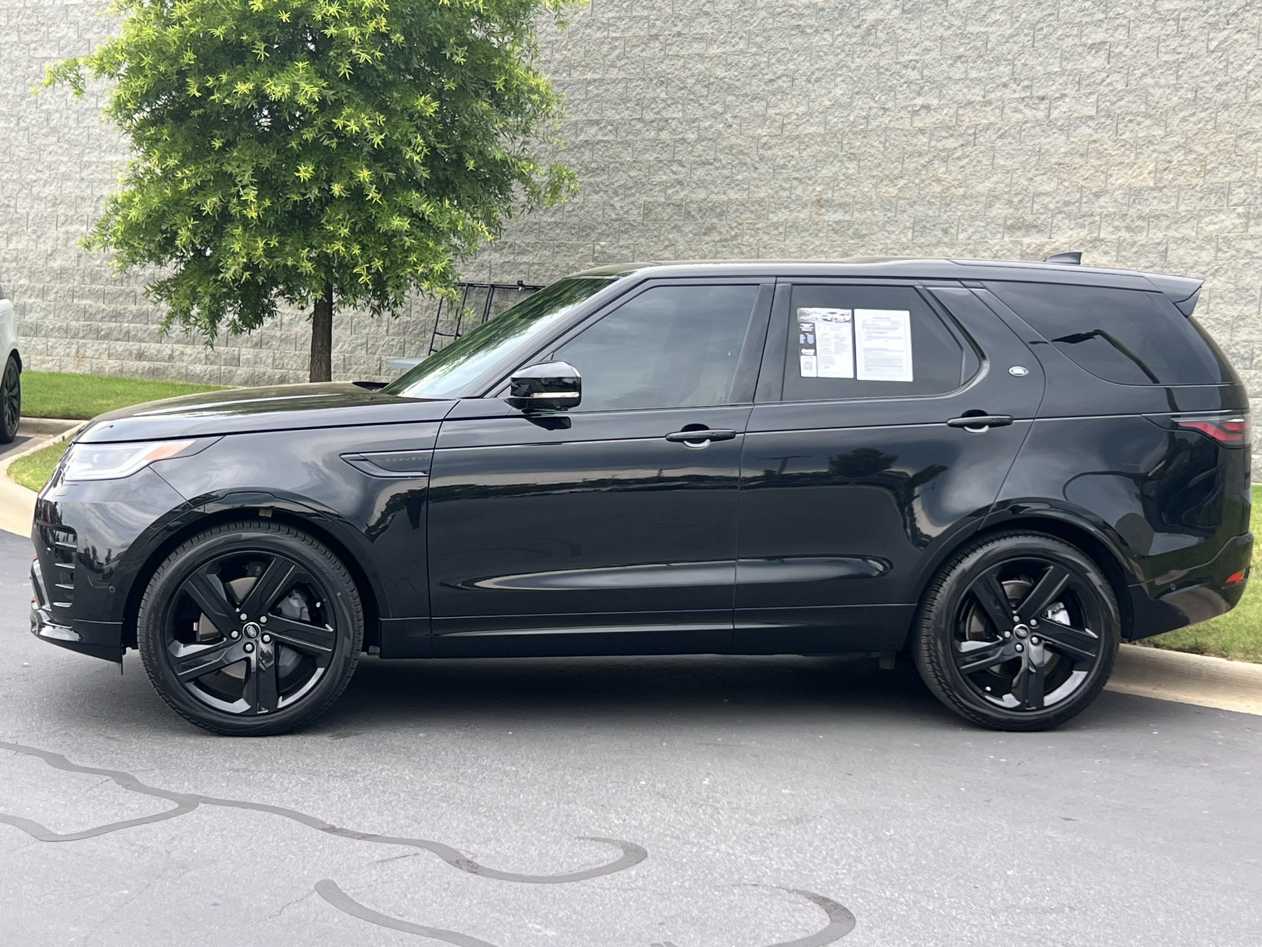 Certified 2023 Land Rover Discovery HSE R-Dynamic AWD/4WD image 4