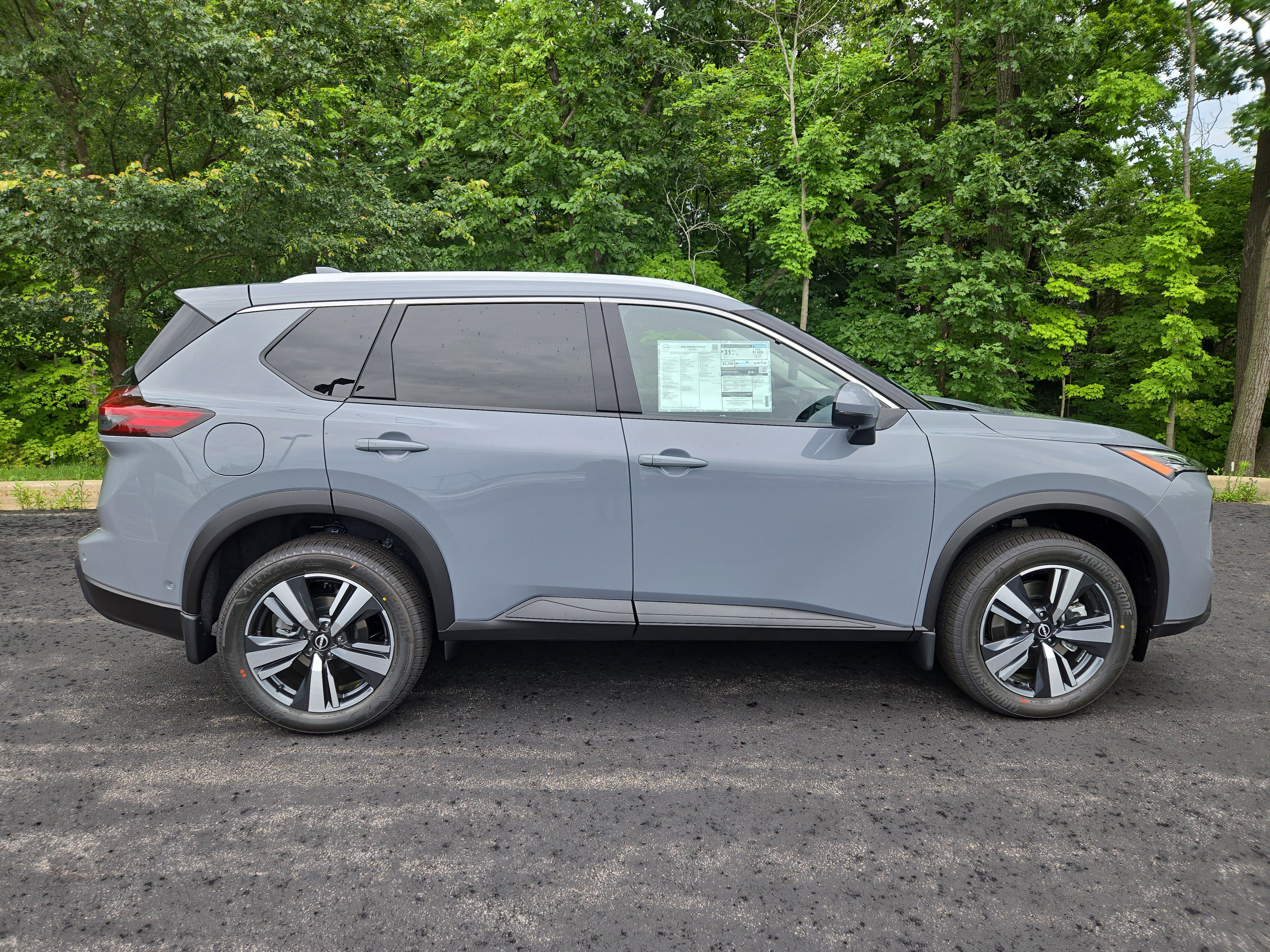 New 2025 Nissan Rogue SL w/ Tech Package image 2