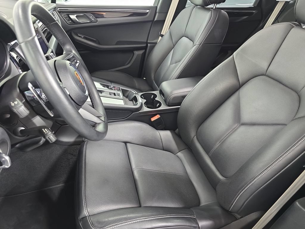 Certified 2025 Porsche Macan AWD/4WD image 5