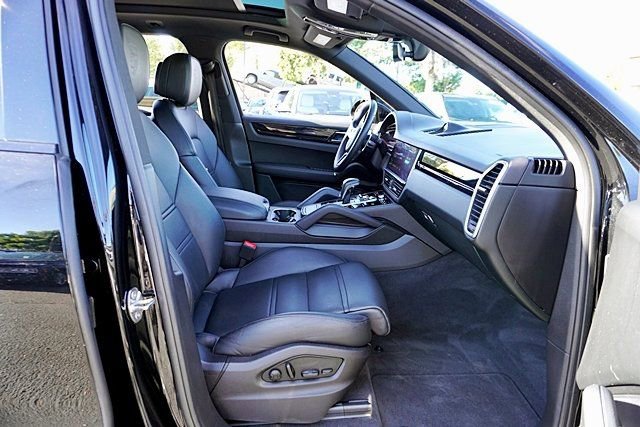 Used 2022 Porsche Cayenne AWD/4WD image 16