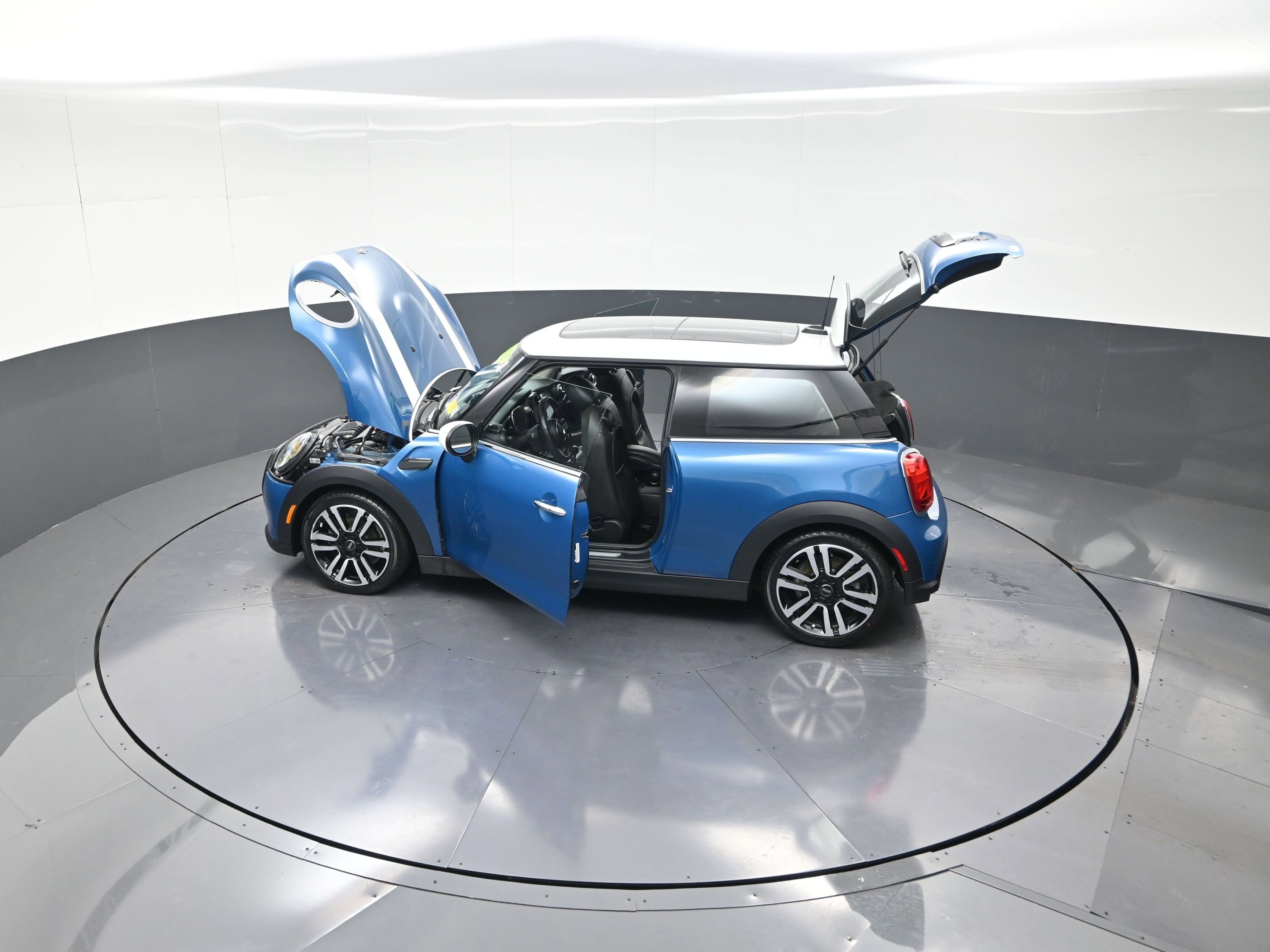 Used 2022 MINI Cooper 2-Door Hardtop image 15