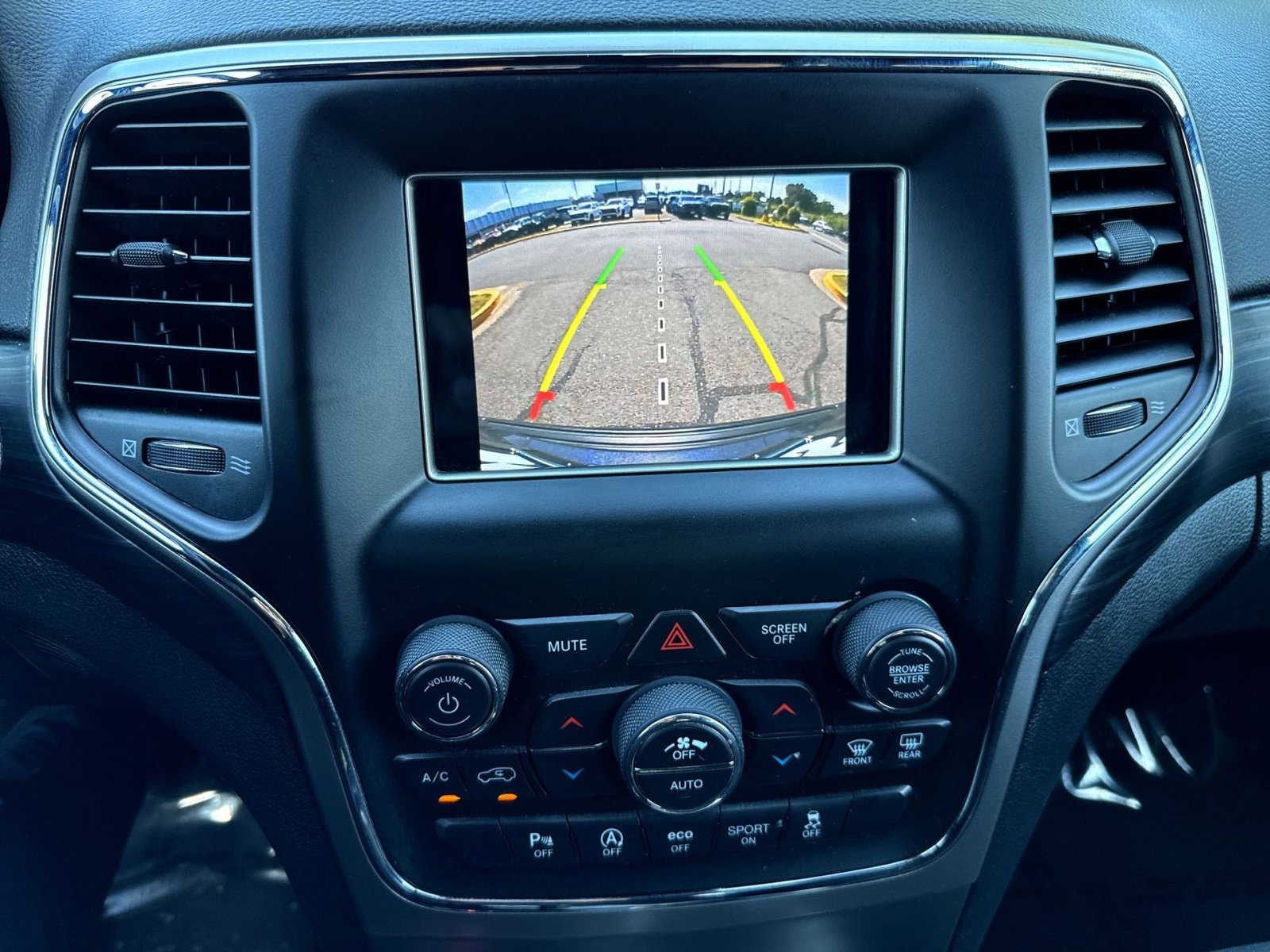 Used 2019 Jeep Grand Cherokee Laredo AWD/4WD image 19