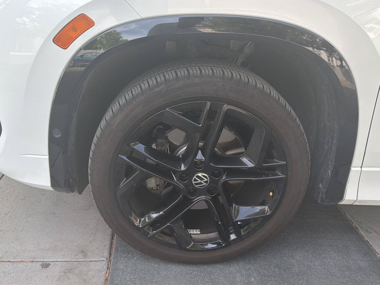 Certified 2025 Volkswagen Tiguan SE R-Line AWD/4WD image 9