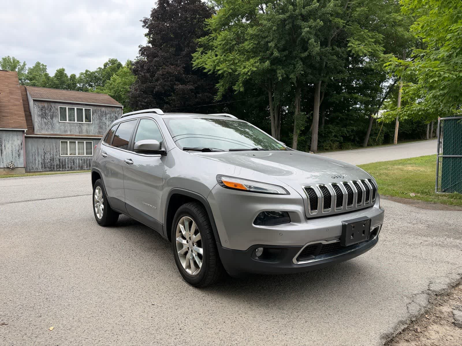 Used 2016 Jeep Cherokee Limited w/ Luxury Group AWD/4WD image 3