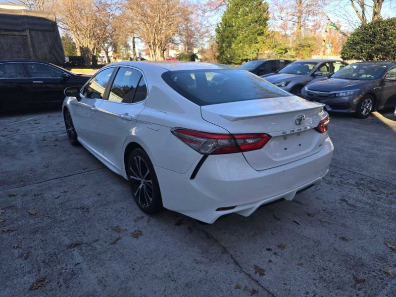 Used 2018 Toyota Camry SE image 3