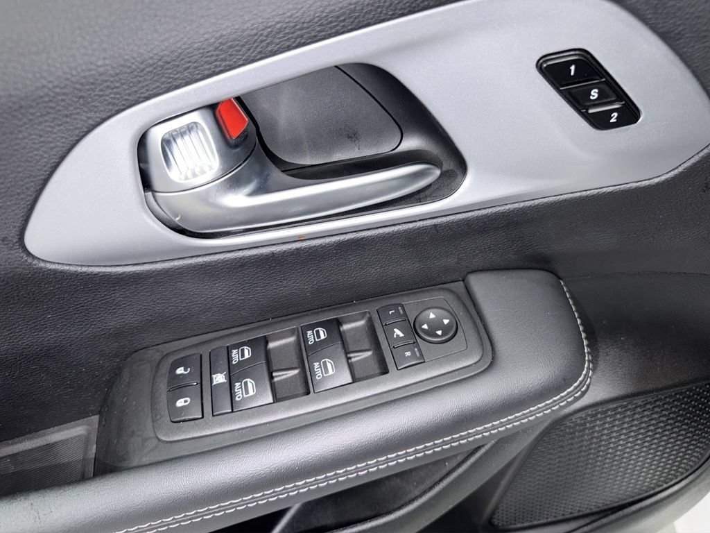 Used 2025 Chrysler Pacifica Limited FWD image 21