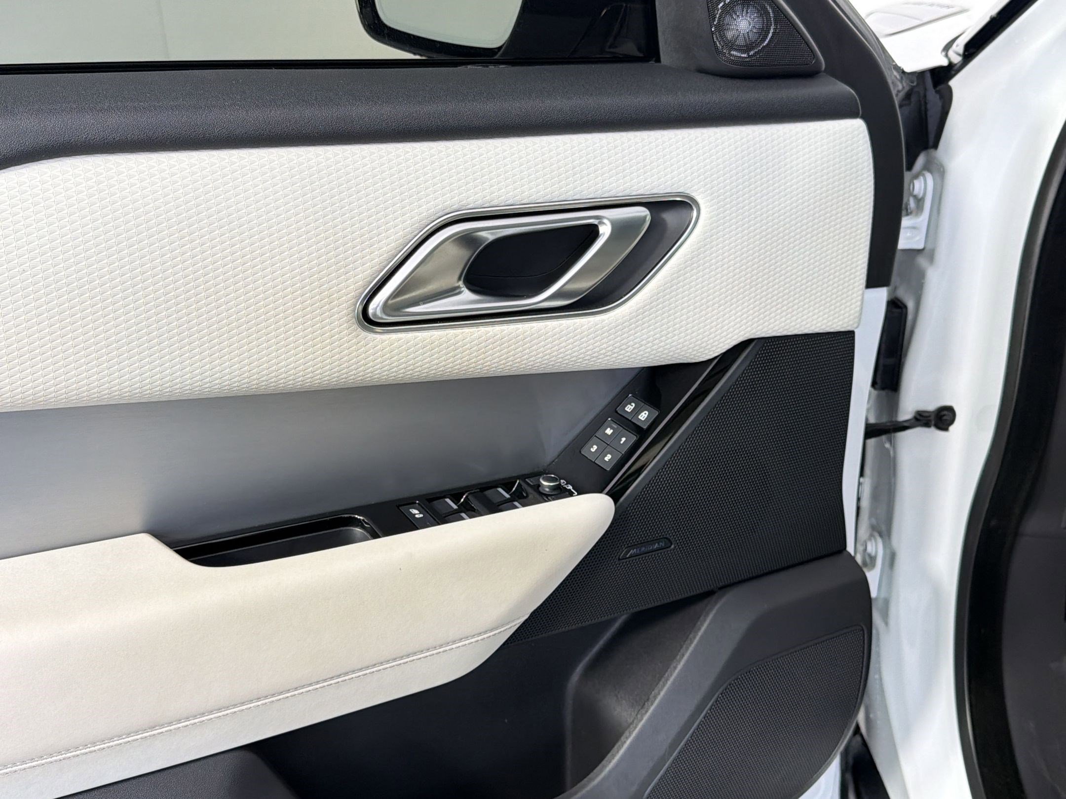 Used 2022 Land Rover Range Rover Velar R-Dynamic S image 27