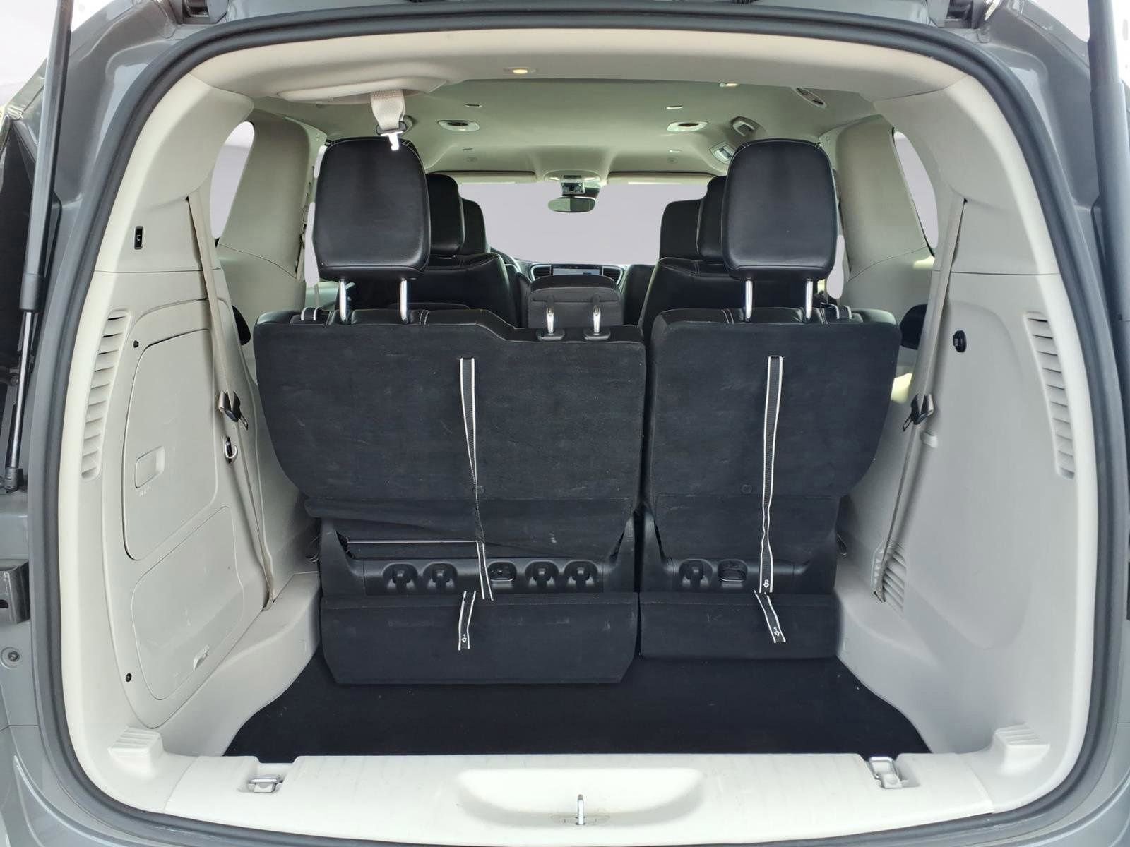 Used 2023 Chrysler Pacifica Touring-L image 26