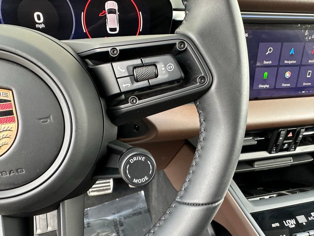 Certified 2025 Porsche Macan 4S Electric AWD/4WD image 18
