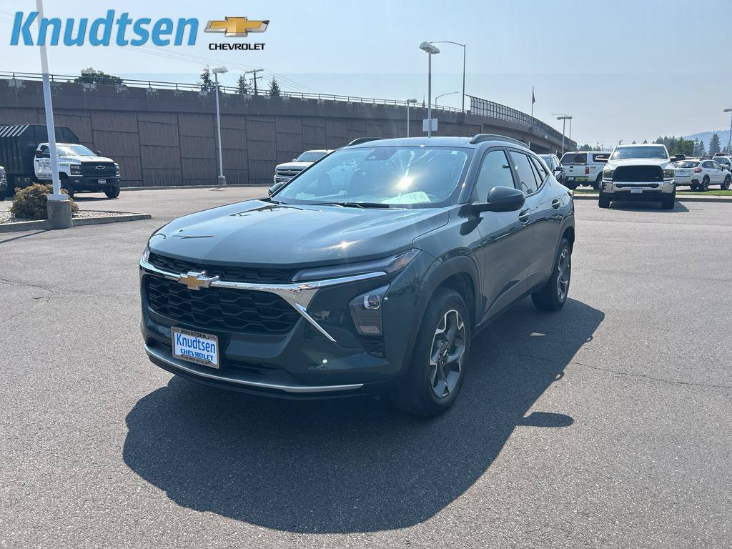 Used 2025 Chevrolet Trax LT w/ Driver Confidence Package FWD image 3