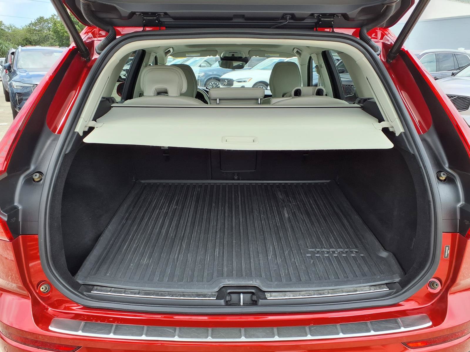 Used 2021 Volvo XC60 T5 Momentum w/ Premium Package FWD image 17