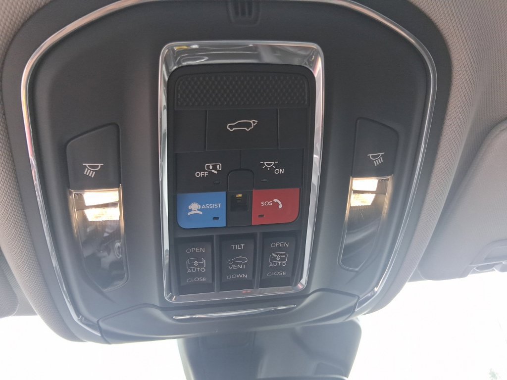Used 2023 Jeep Grand Cherokee Limited AWD/4WD image 21