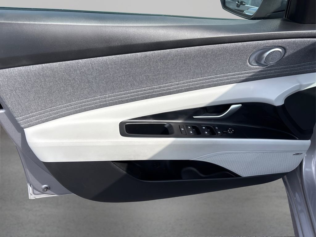 Used 2025 Hyundai Elantra Limited image 24