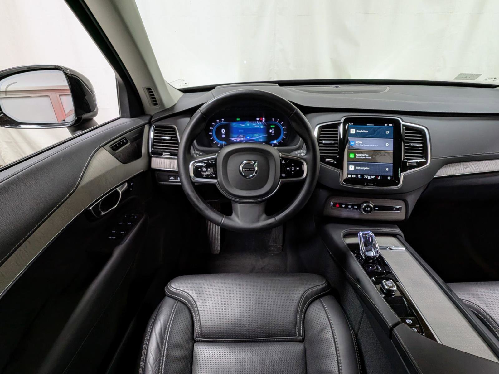 Used 2025 Volvo XC90 T8 Ultra w/ Protection Package Premier image 2