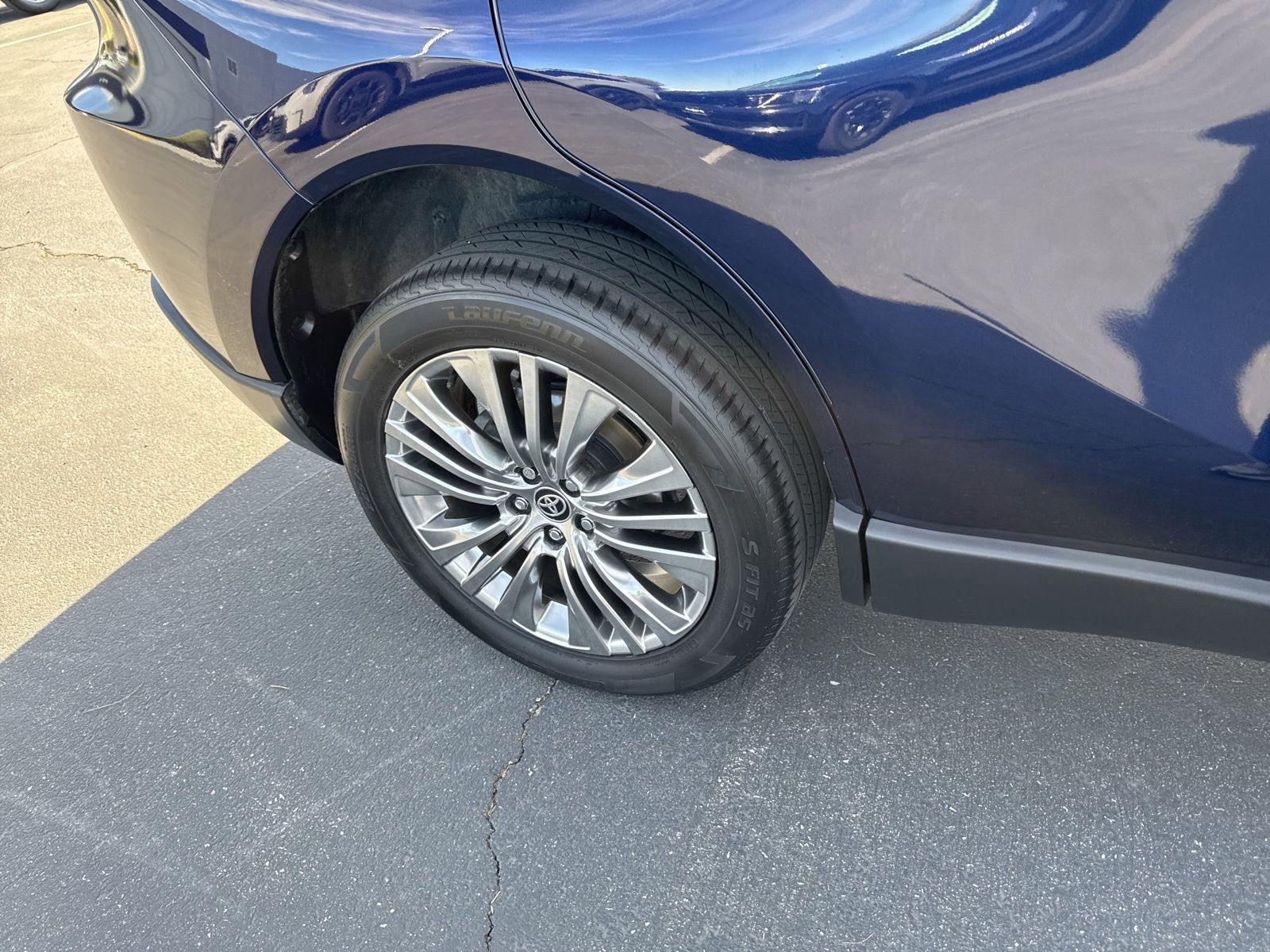 Used 2021 Toyota Venza XLE image 24