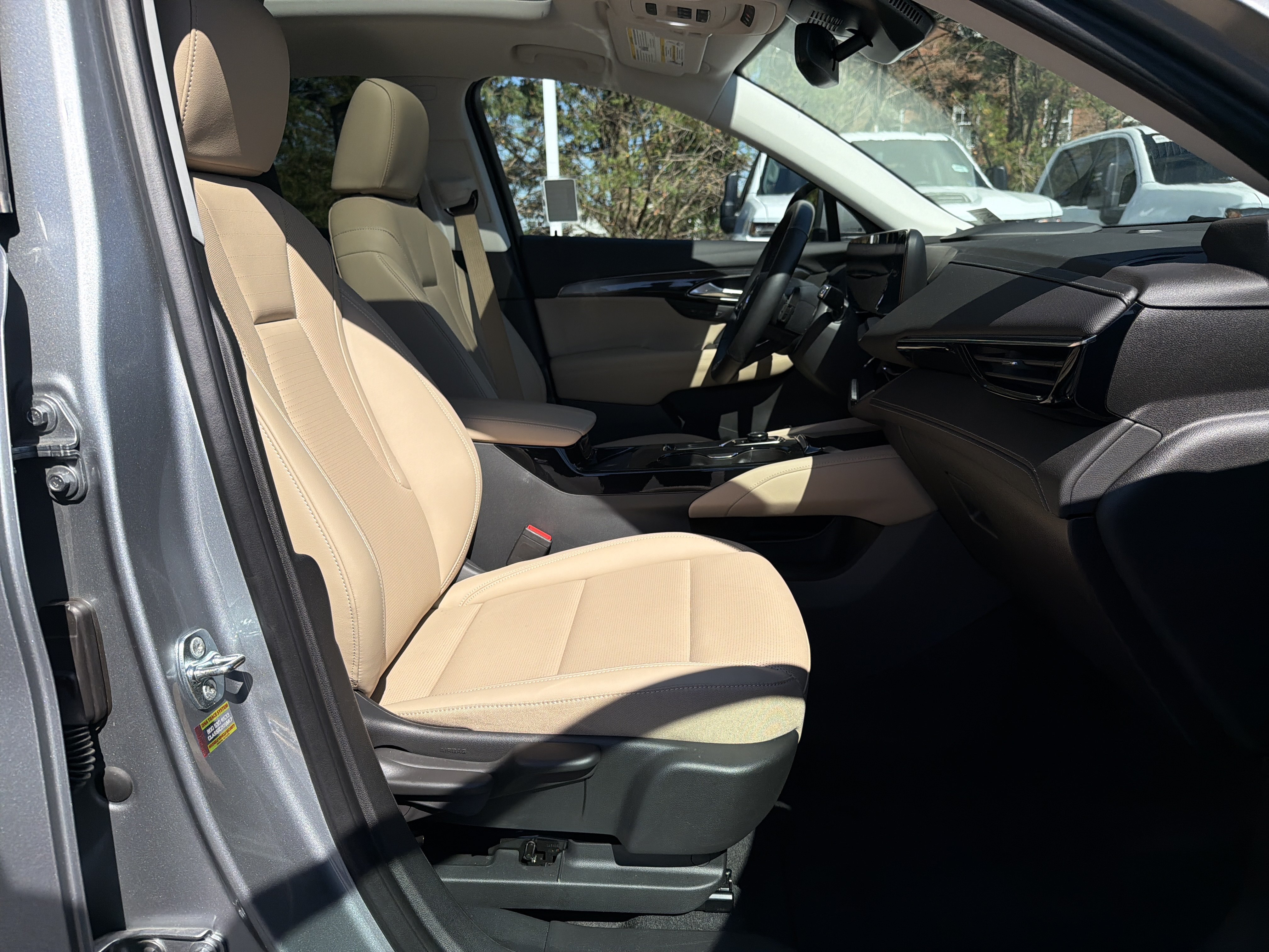 Used 2025 Buick Envision Preferred AWD/4WD image 33