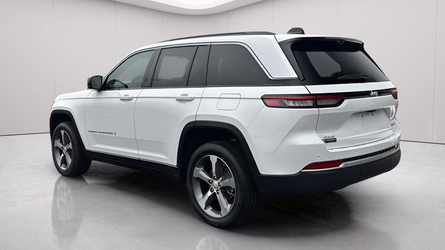 New 2026 Jeep Grand Cherokee Limited w/ Luxury Tech Group II AWD/4WD image 8