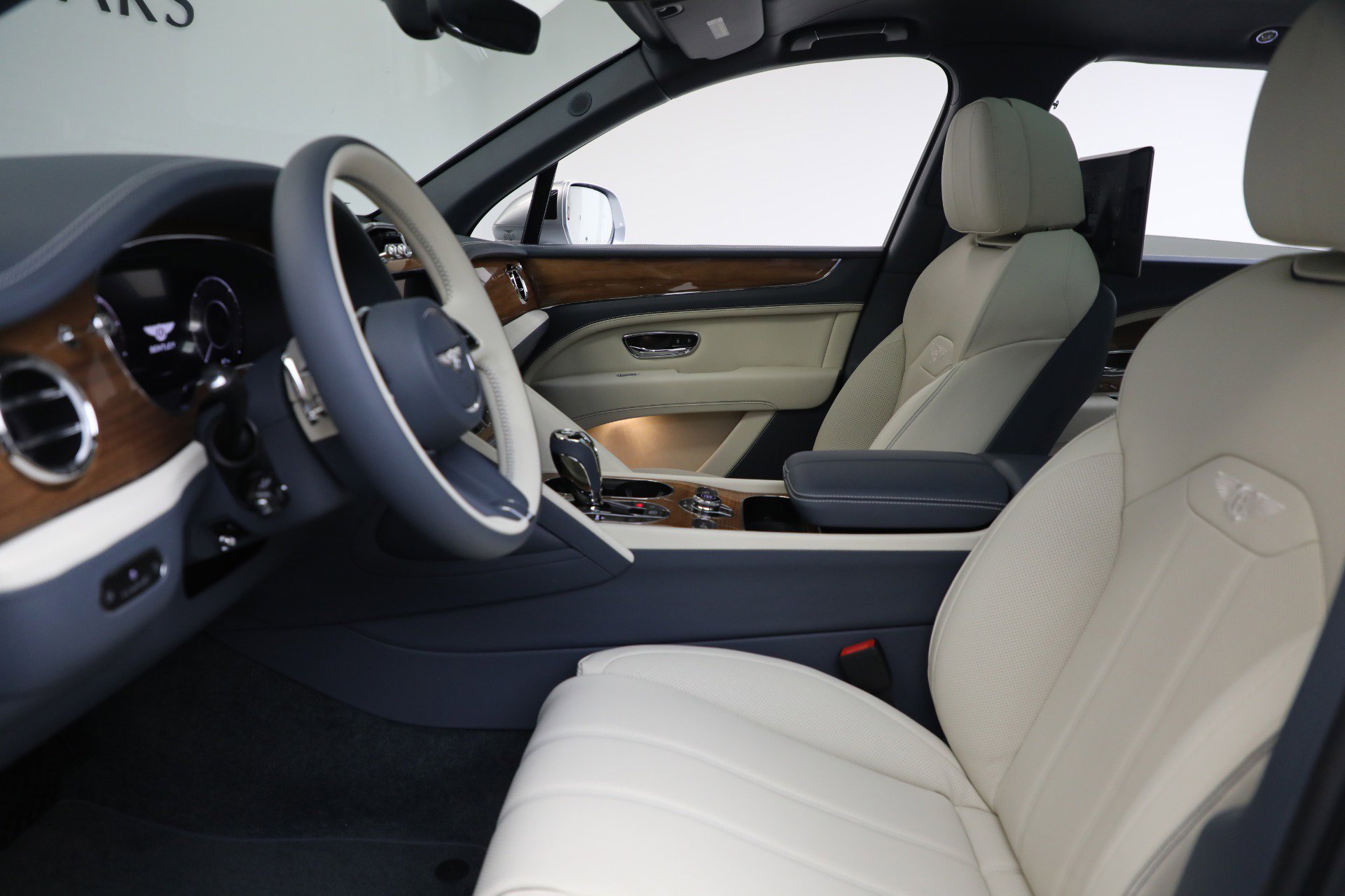 New 2025 Bentley Bentayga Extended Wheelbase image 16