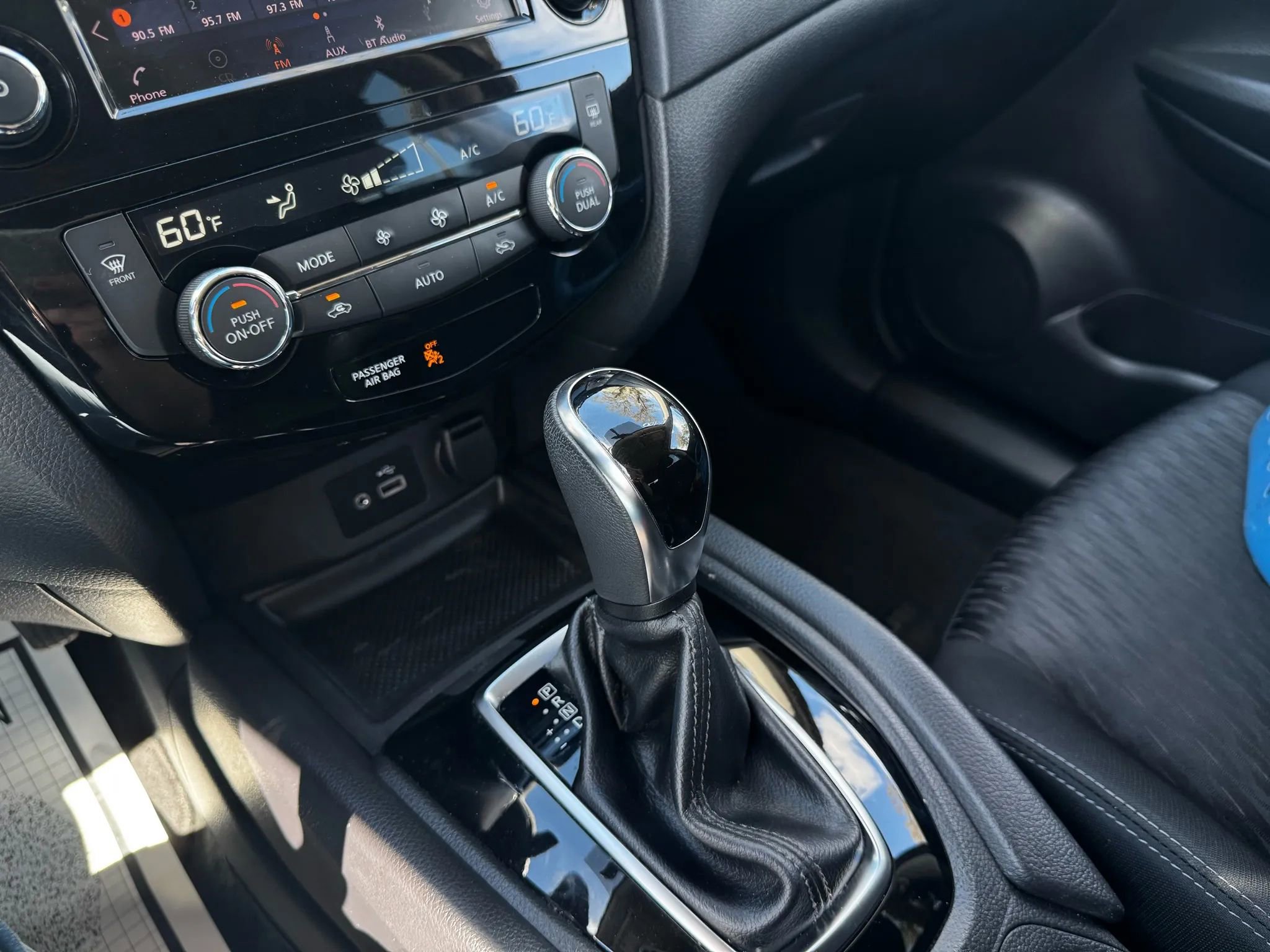 Used 2018 Nissan Rogue SV w/ Premium Package image 21