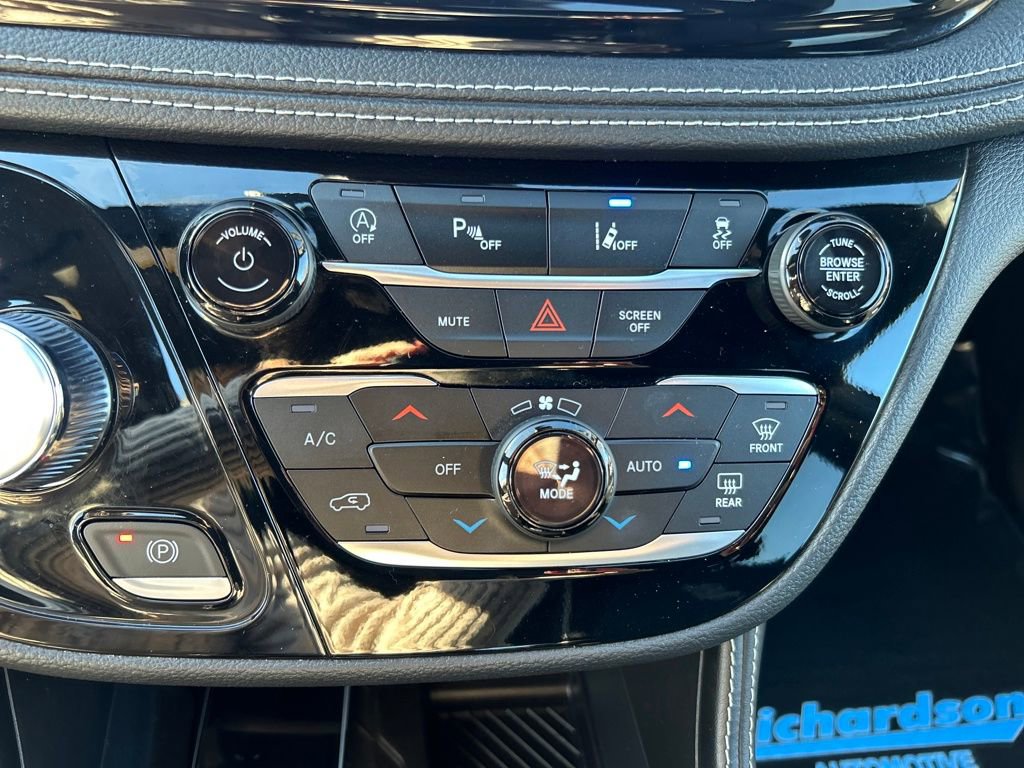 Used 2025 Chrysler Pacifica Limited image 28