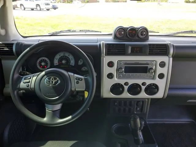 Used 2013 Toyota FJ Cruiser 4WD image 12