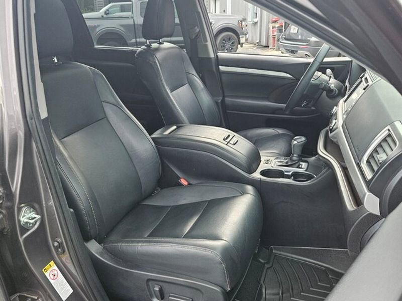 Used 2019 Toyota Highlander XLE image 21
