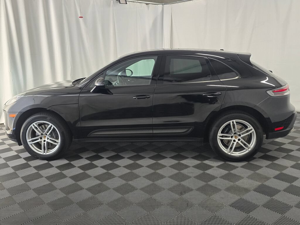 Certified 2024 Porsche Macan AWD/4WD image 2