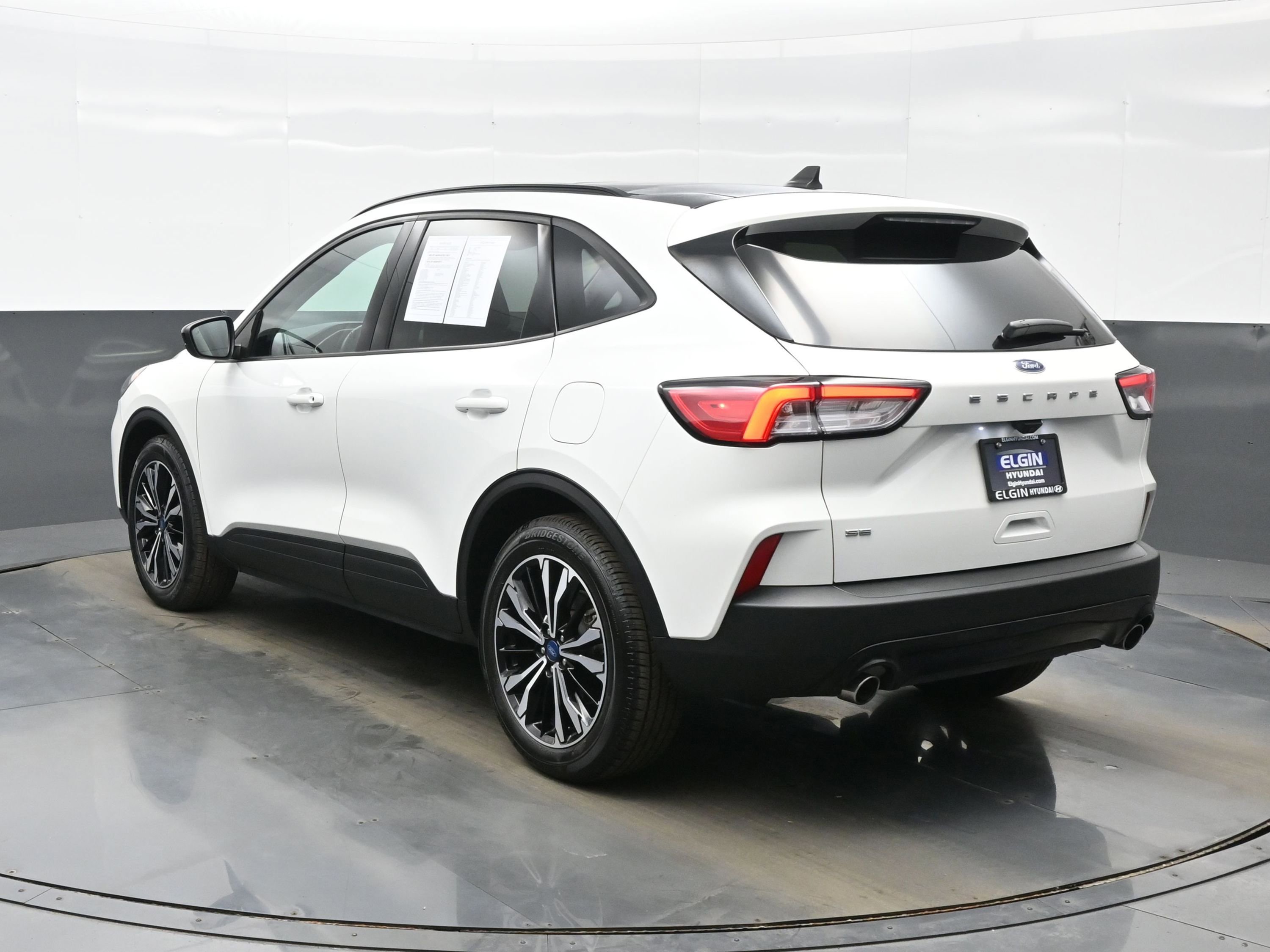 Used 2022 Ford Escape SE w/ SE Sport Appearance Package FWD image 4