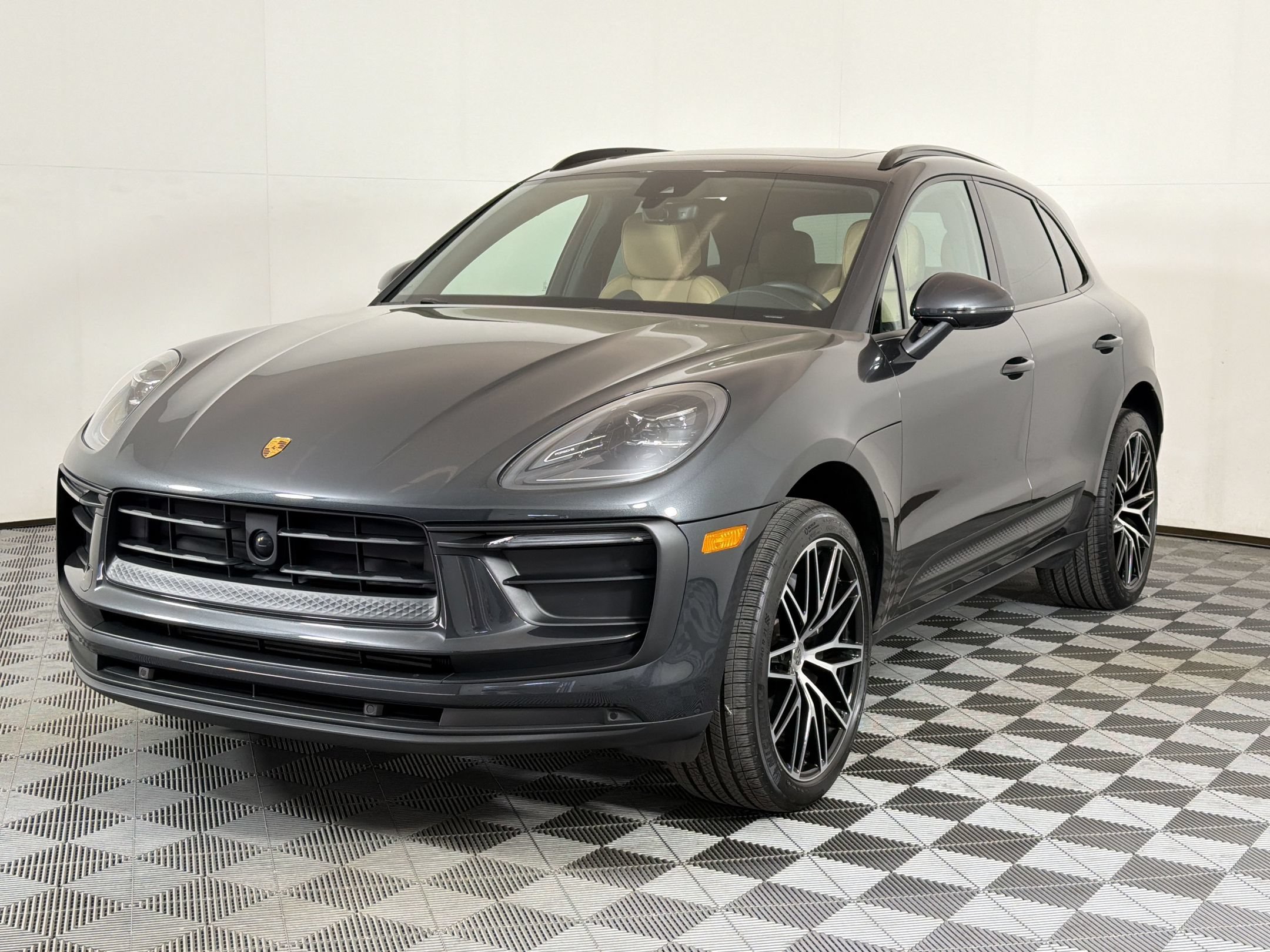 Certified 2026 Porsche Macan AWD/4WD image 1
