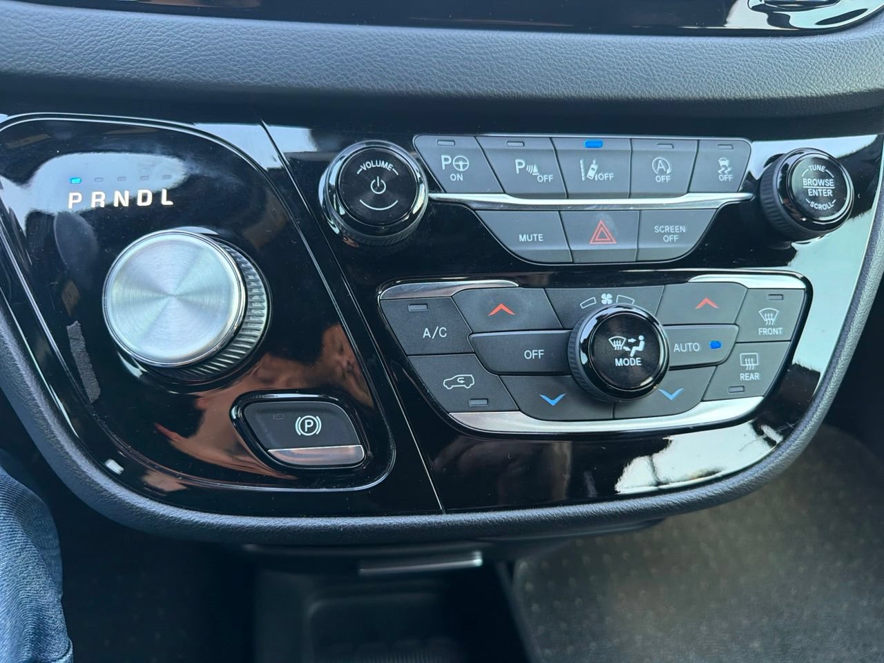 Used 2019 Chrysler Pacifica Touring-L Plus w/ Advanced Safetytec Group FWD image 25