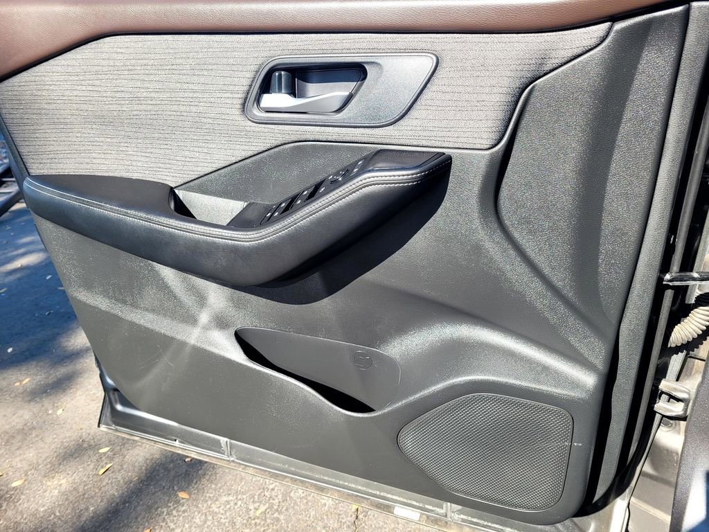 Used 2023 Nissan Rogue SV image 18