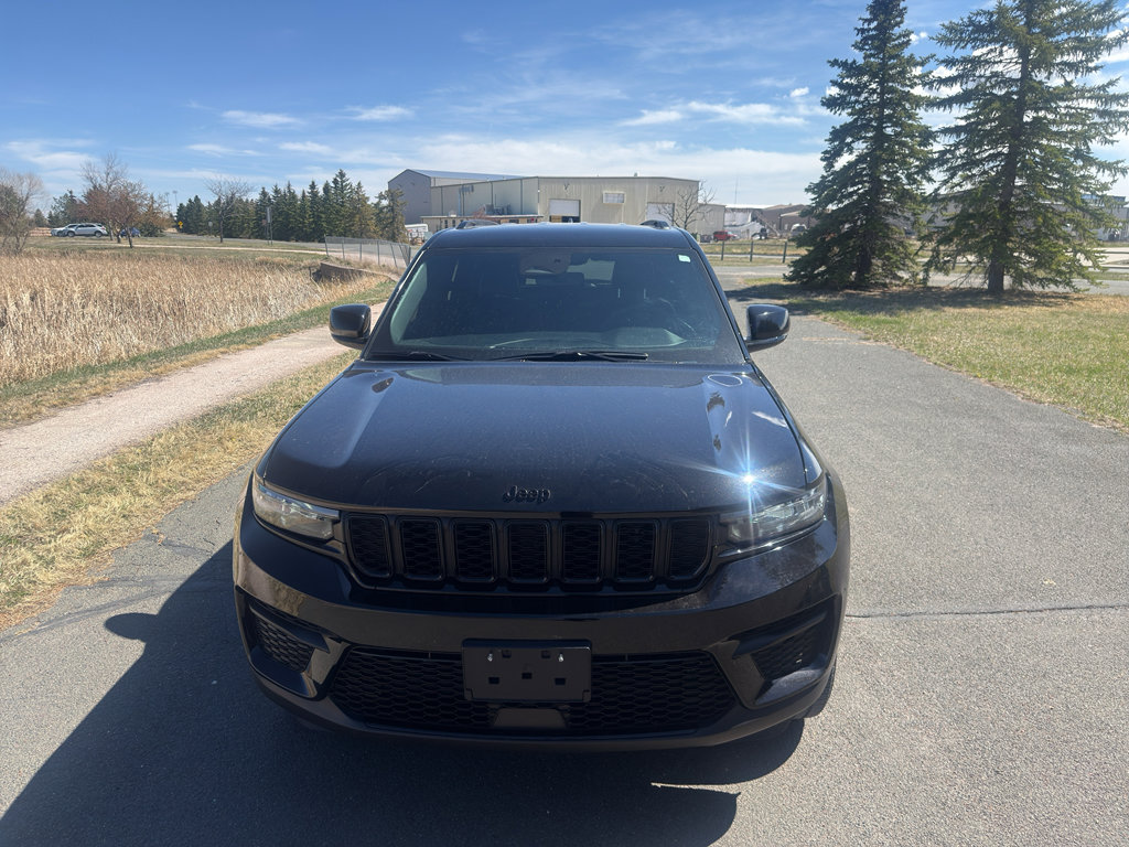 Used 2024 Jeep Grand Cherokee Altitude AWD/4WD image 3