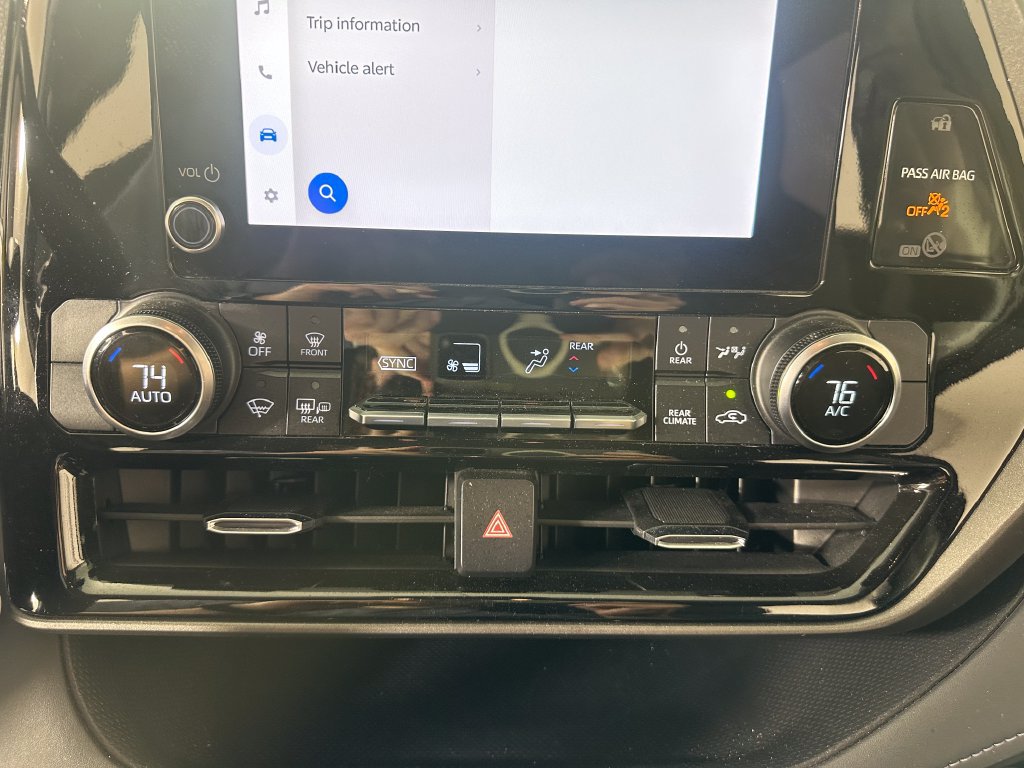 Used 2023 Toyota Highlander LE AWD/4WD image 31