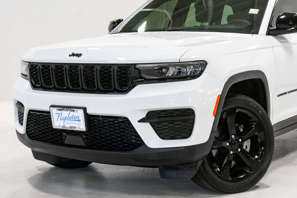 Used 2024 Jeep Grand Cherokee Altitude AWD/4WD image 2