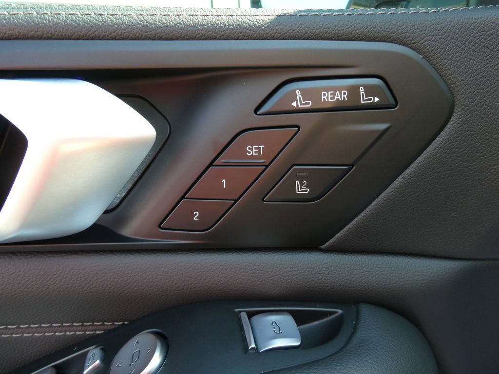 Used 2022 BMW X7 xDrive40i w/ Premium Package image 31