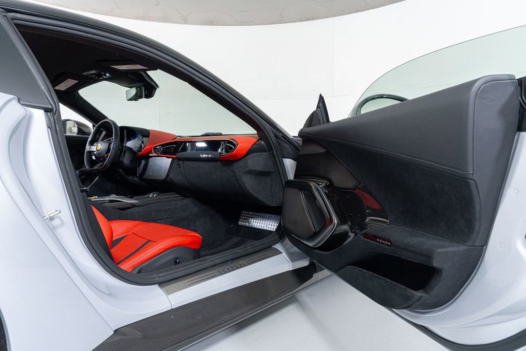Used 2025 Ferrari 12Cilindri RWD image 31