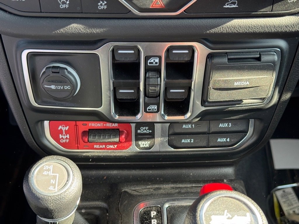 Used 2024 Jeep Wrangler Unlimited Rubicon w/ Technology Group image 17