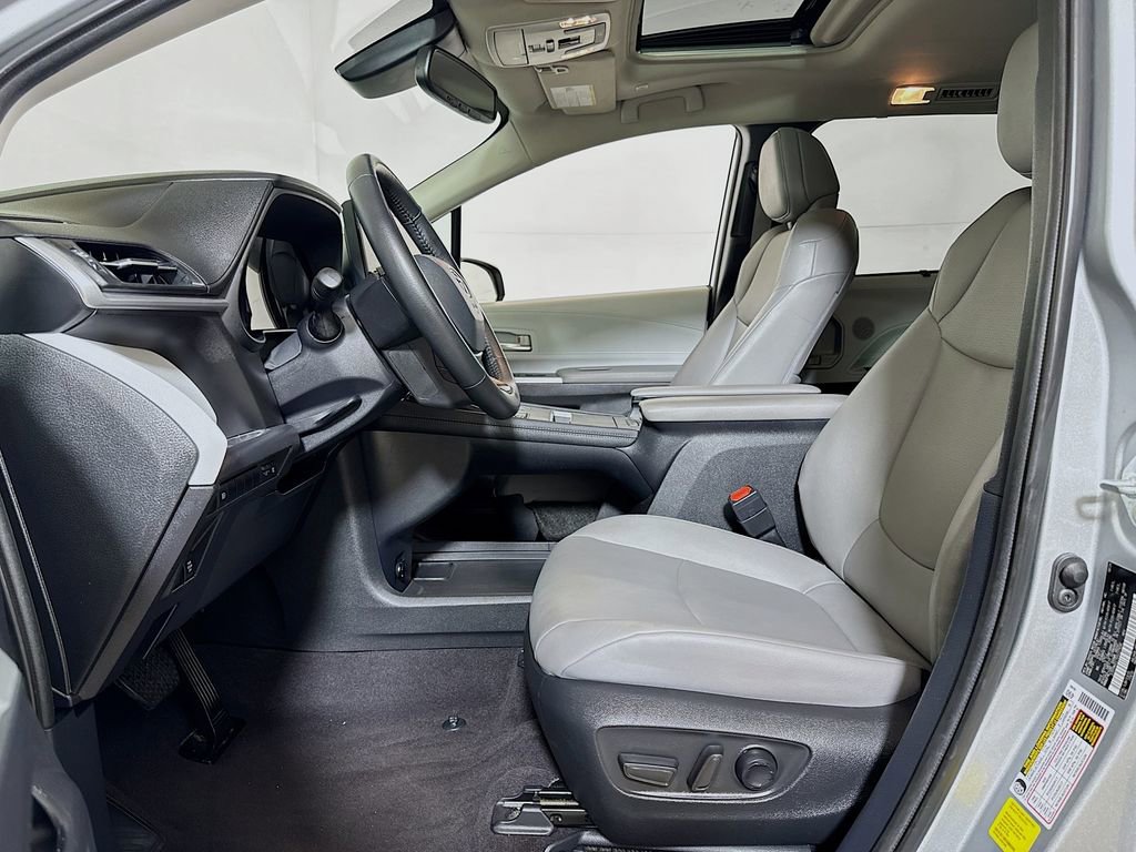 Used 2025 Toyota Sienna XLE image 19