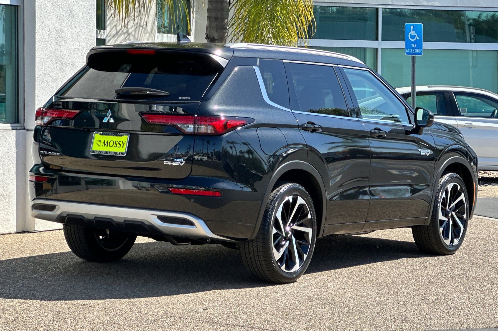 New 2025 Mitsubishi Outlander SEL image 4